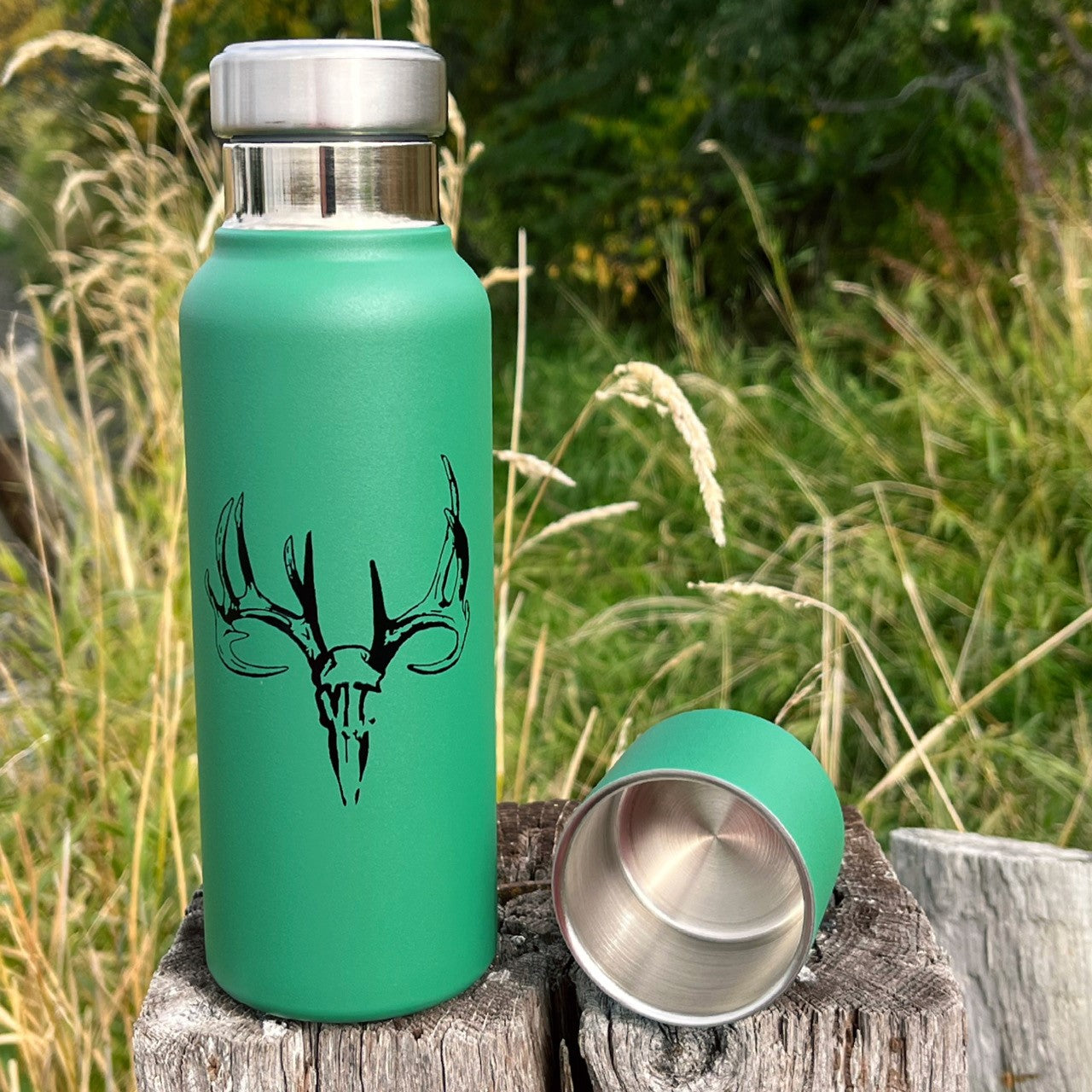 MT WHITETAIL BUCK MAGNETIC LID BOTTLE