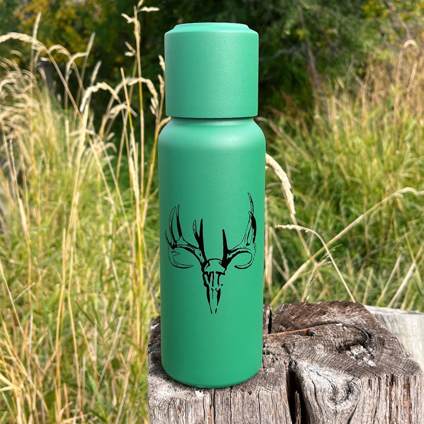 MT WHITETAIL BUCK MAGNETIC LID BOTTLE