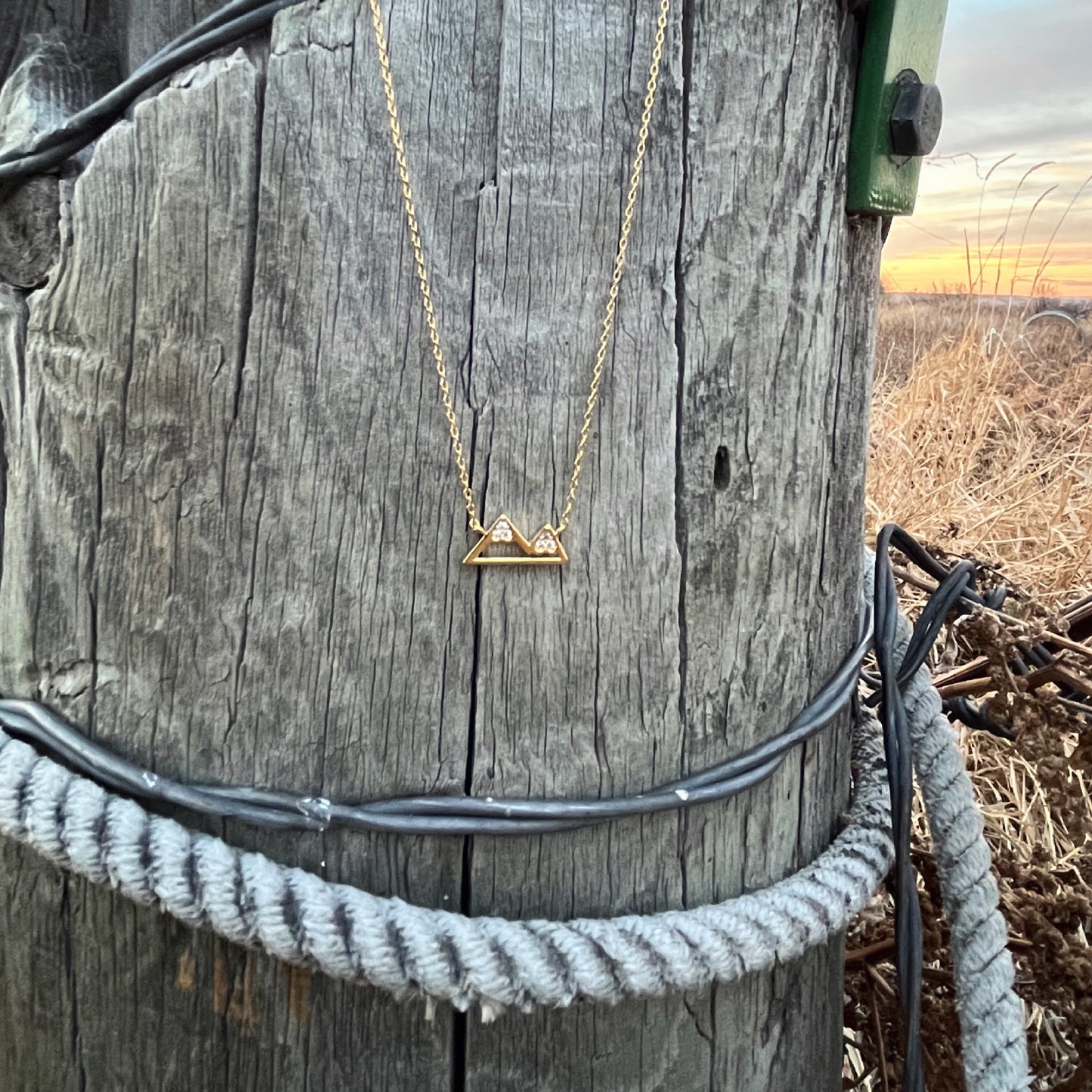 DOUBLE PEAK MOUNTIAN NECKLACE -GOLD