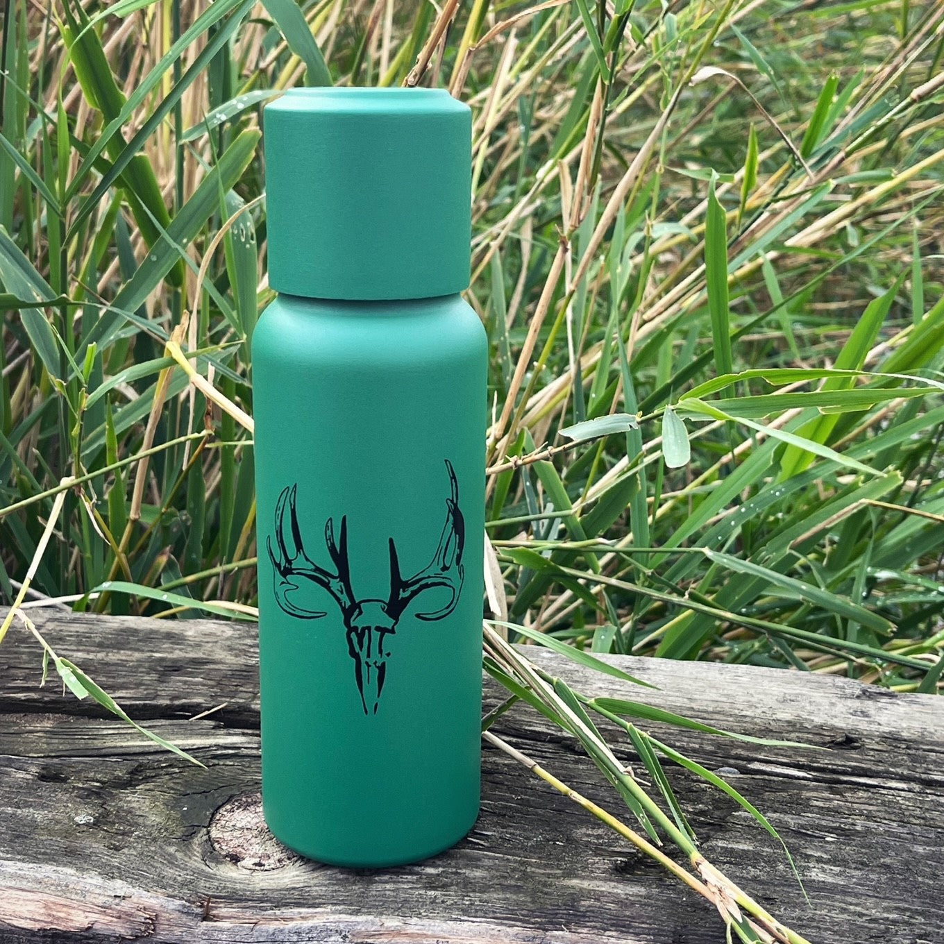 MT WHITETAIL BUCK MAGNETIC LID BOTTLE