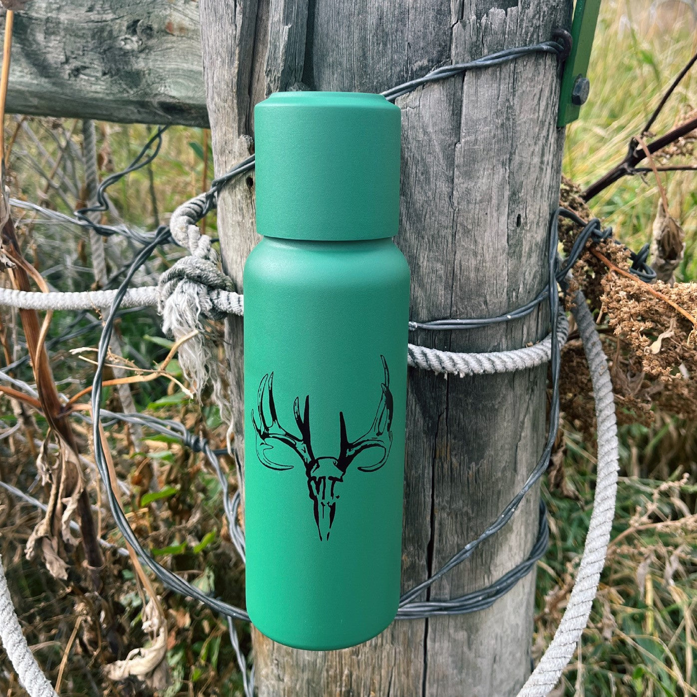 MT WHITETAIL BUCK MAGNETIC LID BOTTLE