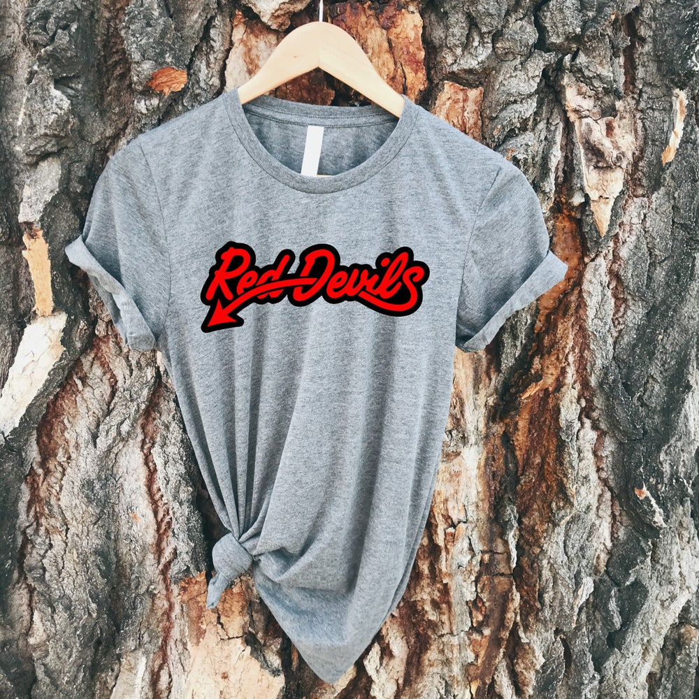 RED DEVILS SCRIPT TEE -GRAPHITE