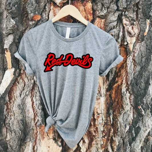 RED DEVILS SCRIPT TEE -GRAPHITE