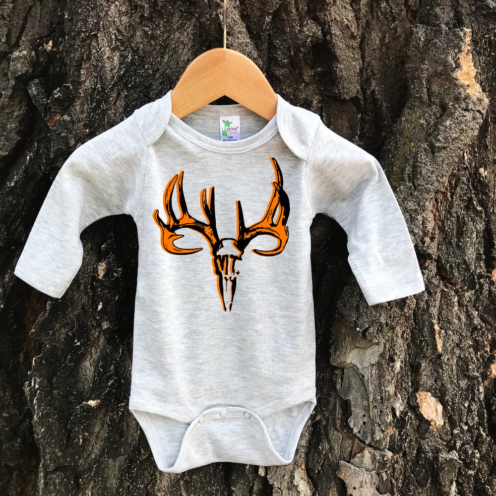 MT WHITETAIL BUCK LONG SLEEVE ONESIE -GRAY